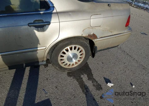 1995 Acura Legend L z USA, uszkodzony, nr VIN JH4KA7664SC014414